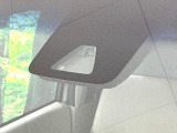 【スマートアシスト】走行中に前方の車両等を認識し、衝突しそうな時は警報とブレーキで衝突回避と被害軽減をアシスト。より安全にドライブをお楽しみいただけます。