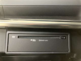 オプションのDVDプレイヤーはグローブボックス内にございます。