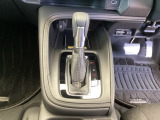 運転席周辺のスマートなレイアウトが、操作のしやすさを実現。快適なドライブをサポートします。手元で操作ができる、電子制御パーキングブレーキ。
