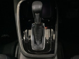 「e:HEV」は、モーター走行を中心にしながら電気エネルギーやエンジン動力を最も効率よく使い分けることができる賢いハイブリッドシステムです。サイドブレーキはスイッチ操作の電子制御パーキングブレーキです