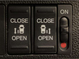 【両側パワースライドドア】両側がパワースライドドアになっており、運転席のスイッチやスマートキーでも開閉が可能です!開口部も広いので乗り降りも楽々♪