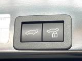 【パワーバックドア】スマートキーや運転席のボタンを押すだけでリアゲートが自動で開閉します!荷物を持っている時や、高い位置にあるバックドアを閉める際に便利な機能です♪