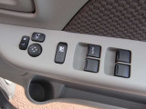 運転席側のドア内側です。ドアミラーの格納や角度調整やパワーウィンドーのスウィッチがコンパクトにまとまっています。ボトルホルダーも付いております。