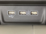 エアコン操作パネルの下に、スマートフォンなどの充電可能なUSB端子が2個、音源などの外部入力の可能なUSB端子が1個ついています。移動中に充電もできるので便利です。