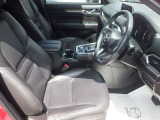 運転席はまっすぐな姿勢でシートに座り、足を自然に伸ばして操作できる位置各ペダルを配するという理想的なレイアウトを実現しています!ぜひ一度MAZDAのドライビングポジションをご体感ください。