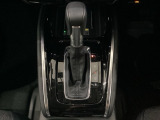 「e:HEV」は、モーター走行を中心にしながら電気エネルギーやエンジン動力を最も効率よく使い分けることができる賢いハイブリッドシステムです。サイドブレーキはスイッチ操作の電子制御パーキングブレーキです