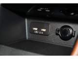 小物の収納に便利なセンタートレイには携帯等のデバイスの充電可能なUSB出力電源付です。