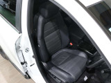 程よい硬さとホールド性が高いシートで長時間運転も快適です。
