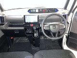 運転席周りのレイアウトをご覧ください。ナビゲーションが綺麗に装着されすっきり収まってますね!