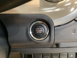 【ENGINE START/STOP】スマートキーをポケットやバッグに入れたままで、キーを差し込むことなくボタンを押すだけでエンジンが始動します。