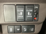 両側電動スライドドアは運転席から操作ができるよう、操作スイッチが付いています。Hondaセンシング用のVSA(ABS+TCS+横滑り抑制)解除と路外逸脱抑制機能のオンオフスイッチなどがあります。