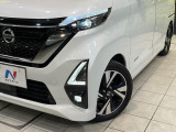 【LEDヘッドライト】悪天候や夜間走行時も良好な視界を確保し安心して運転できる高輝度LEDヘッドライトを装備!点灯速度が早く、消費電力も抑えられています。
