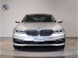 【BMWの伝統】BMWの特徴的な&ldquo;キドニーグリル&rdquo;は、80年以上続く伝統の形でございます。変わらないこだわりのデザインが、プレミアムブランド&ldquo;BMW&rdquo;を創り出します。