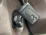 【スマートキー】カバンやポケットに入れたままでもドアの施錠・解錠が可能なスマートキーを装備。エンジンのオン・オフ時もカギを取り出す必要が無いからとっても便利です♪