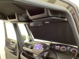 サンシェード内臓大型ルーフコンソールをオプション装備しています。停車時に使える日差しカットのサンシェードと、ティッシュ取り出し口がつくなど多様な収納ボックスがセットになった便利なルーフコンソールです。