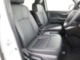 高いホールド性で運転姿勢が安定します。長距離ドライブでも疲れにくいのが魅力です。快適なドライビングライフをお送りください♪