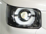 【LEDヘッドライト+デイライト】今や主流のLEDヘッドライトに、日中でも他者からの視認性を良くするデイタイムランニングランプ装備!スタイリッシュでかっこよく仕上がっています。