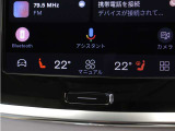 フロントシートには、シートヒーターに加えステアリングホイールヒーターも装備しています。シートヒーターはフロントだけでなくリアシートにも装備。4席で独立した調整が可能です。