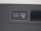 ハンズフリーパワーバックド(挟み込み防止機能・停止位置メモリー機能付)が装備されています。スマートキーを携帯していれば、リヤバンパーの下に足を出し入れするだけでバックドアが自動開閉します。