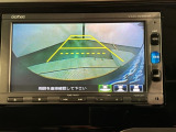 リバースギアに入れるだけで後方の表示へ切り替わります。夜間や雨の日の駐車も楽になりますよ。
