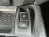 パーキングブレーキは信号待ちなどでブレーキペダルを踏んで停車した後、ブレーキペダルから足を離しても車がそのまま停止状態を維持できるオートホールド機能付き