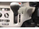 ★パネルシフトレバーは運転席より手が届きやすくて操作のしやすいシフトレバー。室内スペース確保にも配慮されてますよね!