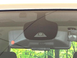 【エマージェンシーブレーキ】走行中に前方の車両等を認識し、衝突しそうな時は警報とブレーキで衝突回避と被害軽減をアシスト。より安全にドライブをお楽しみいただけます。