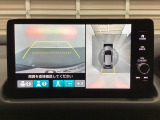 マルチビューカメラシステム搭載車です。お車の周囲を全方位でカバーします。後方・前方・両脇と、コンディションが悪い視界でもカラーモニターに映し出した映像がドライバーをサポートします。