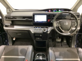 車内は光触媒抗菌消臭施工済です。インパネ周りはスタイリッシュなデザインです。グローブボックスやカップホルダーのほかにトレーなどたくさんの収納スペースが付いています。