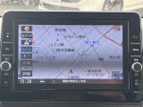 日産純正のメモリーナビ付きです。知らない場所にお出かけの際には非常に活躍します。Bluetoothを搭載しておりますので、運転中でもハンズフリーにて通話を行うことができます。