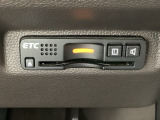 ハンドルの右下にETCがついています。高速道路の料金所の通過も楽々です!。 カードの取り出しもしやすい場所についています。