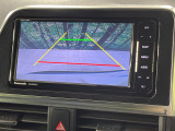 【バックカメラ】駐車時に後方がリアルタイム映像で確認できます。大型商業施設や立体駐車場での駐車時や、夜間のバック時に大活躍!運転スキルに関わらず、今や必須となった装備のひとつです!
