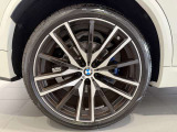 BMWの純正アロイホイールは軽量かつ強度にも優れているホイールで走行性能を引き上げる設計になっております。足元にもBMWは妥協がなくこだわっている個所になります。