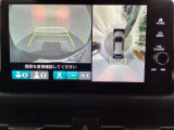 マルチビューカメラシステム搭載車です。お車の周囲を全方位でカバーします。後方・前方・両脇と、コンディションが悪い視界でもカラーモニターに映し出した映像がドライバーをサポートします。