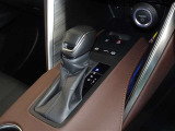 電動パーキングブレーキ・ブレーキホールドを装備してます。ホールド機能は信号待ちが多い一般道で疲労軽減になり、大好評です!