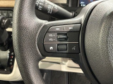 ステアリングにオーディオ操作スイッチが付いています。オーディオ画面に直接タッチしなくても操作が出来ますので、運転に集中できます。
