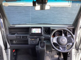 運転席周りです。カップホルダーや小物の収納などは必須ですよね!!使い勝手の良いつくりになっております!!