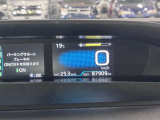 視認性に優れたメーターを採用しており、走行中でも車速や情報が分かりやすく表示されます。運転時の視線移動をむりのない範囲に抑え、快適で安心感のあるドライブをサポートします。