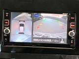 クルマを空から見たような映像が映る、アラウンドビューモニターで、車両周辺の安全確認も一目できます!小さなお子様や障害物も確認できるので、運転のしやすさだけでなく事故防止にも役立ち安心して駐車できます♪