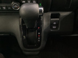 CVT車のセレクトレバーです。低速から高速まで、変速ショックのないスムーズな走りと、エンジン効率のよい領域を維持して燃費にも貢献します。サイドブレーキはスイッチ操作の電子制御パーキングブレーキです。