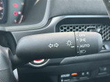 【オートライト(AUTO)】外の明るさをシステムが感知して、自動でヘッドライトが点灯します。ヘッドライトをつけ忘れを防ぐ便利機能です。