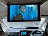 フリップダウンモニター付きです☆後部座席の方にも大画面で映像を楽しめます♪お子様も大変喜ばれてます♪