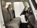 女性でも運転がしやすいように、シートの高さ調整機能(シートリフター)がついています。運転席と助手席の間が空いている為、助手席側への移動がスムーズです。交通量の多い道でも助手席側から乗り降りができます。