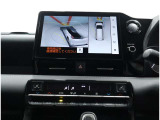 サイドクリアランスビュー表示中に、旋回時の運転操作に合わせて自動で車両を斜め後方から見たような映像を表示。
