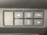 ハンドルの右側にHondaセンシング用のメインスイッチとパワーテールゲートスイッチがついています。パワーテールゲートスイッチは車内からでもテールゲートの開け閉めを電動でできます。