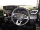 運転席まわりです。 各操作スイッチは使いやすい位置に配置されてます。