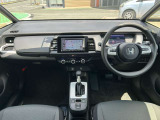 操作性に優れた運転席となります!小物入れや各ボタンの配置にこだわり、使いやすいです!座り心地もよく視認性も良好なのでロングドライブもお任せ下さい!