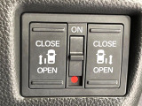 【両側パワースライドドア】スマートキーや運転席のスイッチで後席両側スライドドアの開閉が可能♪電動だから力を入れてドアを開ける必要が無く、小さなお子様でも簡単に開け閉めでき快適です♪