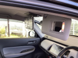 サンバイザーには、身だしなみを整える際に便利なバニティミラーが付いています。