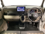 車内は光触媒抗菌消臭施工済です。インパネ周りはスタイリッシュなデザインで機能や装備も充実しています。グローブボックスやカップホルダーのほかにトレーなどたくさんの収納スペースが付いています。